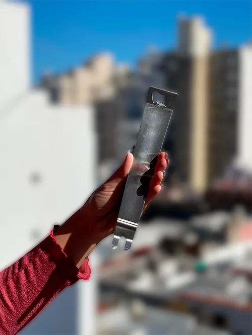 Asa para manipular accesorios. Con destapador